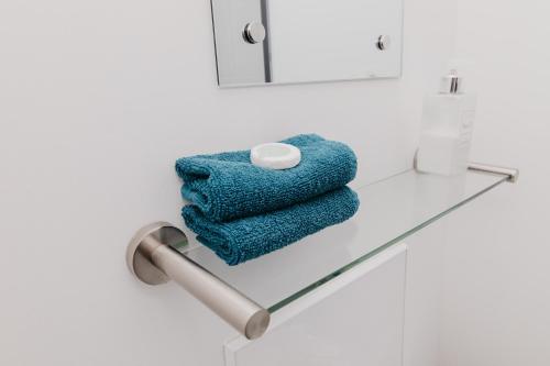 wieszak na ręczniki w łazience z 2 ręcznikami w obiekcie Sherwood Hotel w mieście Margate