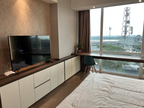 Televisi dan/atau pusat hiburan di U Residence 2 Studio Apartment POOL VIEW