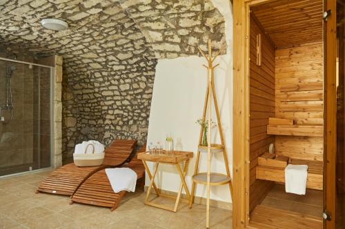 Cette chambre comprend une douche, une table et des chaises. dans l'établissement Barta Pince Rákóczi Lakosztályok, à Mád