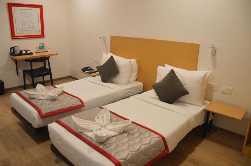 Cama ou camas em um quarto em Lords Eco Inn Belagavi