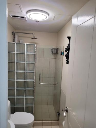 La salle de bains est pourvue d'une douche et de toilettes. dans l'établissement Juja's place, à Manille