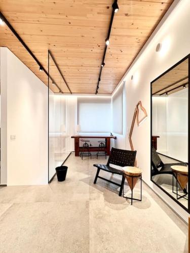 a living room with a bench and a table at ALC1 Ampio appartamento 4 persone in San Giovanni in Marignano