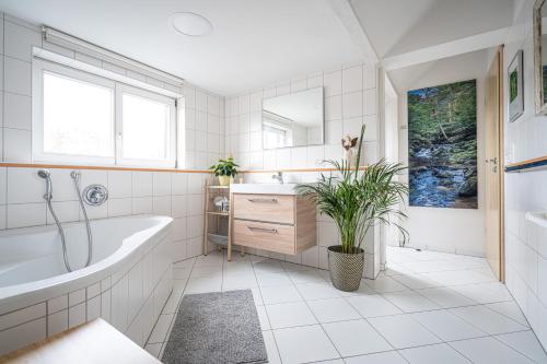 Baño blanco con bañera y lavamanos en Ferienwohnung Sillack en Dresden