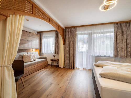a bedroom with two beds and a window at Hotel Garni Ferienhof in Mayrhofen