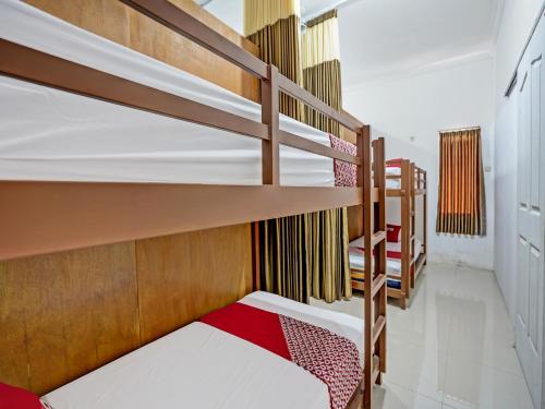 - un ensemble de lits superposés dans une chambre dans l'établissement OYO 92736 Bougenville Rover, à Lamongan