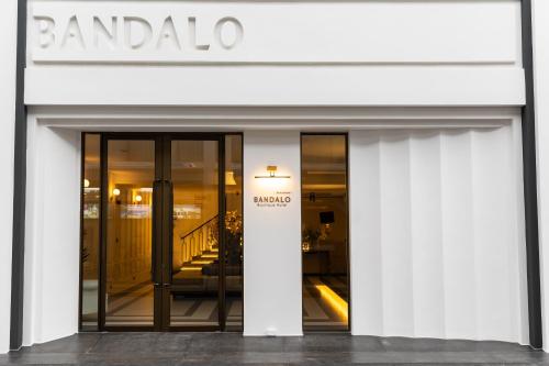 巴東海灘的住宿－Bandalo Boutique Hotel，一座有读熊猫的标志的建筑