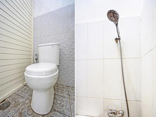 La salle de bains est pourvue d'une douche et de toilettes. dans l'établissement OYO 92736 Bougenville Rover, à Lamongan