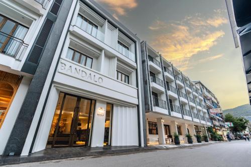 巴東海灘的住宿－Bandalo Boutique Hotel，一座有读熊猫的标志的建筑