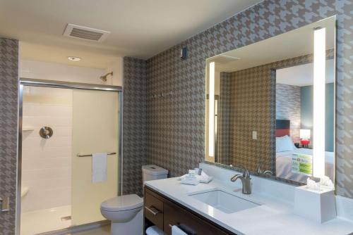 阿普尔顿Home2 Suites By Hilton Appleton, Wi的带水槽、马桶和镜子的浴室