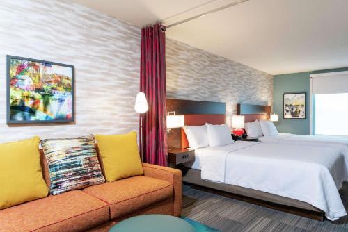 阿普尔顿Home2 Suites By Hilton Appleton, Wi的配有床和沙发的酒店房间