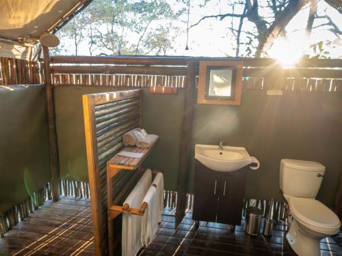 ein Bad mit einem Waschbecken und einem WC in der Unterkunft Buffalo Rock Tented Camp in Hazyview