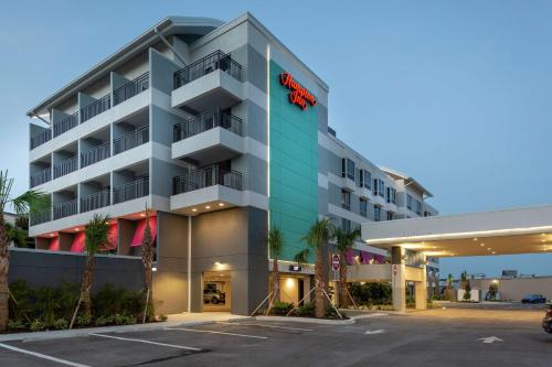eine Außenansicht eines Hotels mit Parkplatz in der Unterkunft Hampton Inn Dunedin, Fl in Dunedin