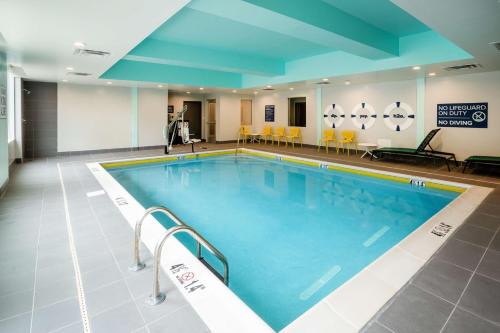 a large swimming pool in a hotel room at Tru By Hilton Knoxville North I 75 in Knoxville