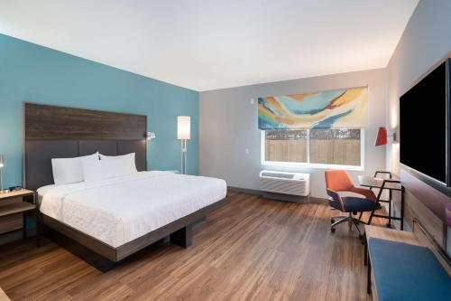 um quarto de hotel com uma cama e uma televisão de ecrã plano em Tru By Hilton Knoxville North I 75 em Knoxville