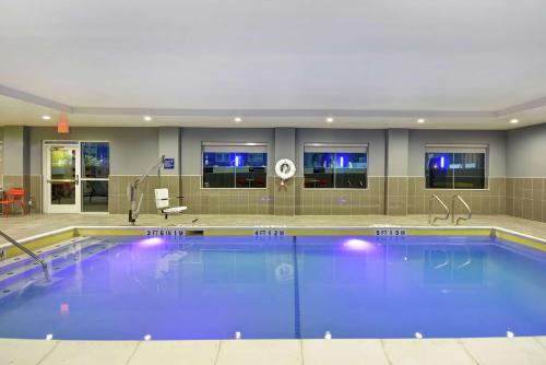 a large swimming pool in a hotel room at Tru By Hilton Corpus Christi South Padre Island Dr in Corpus Christi