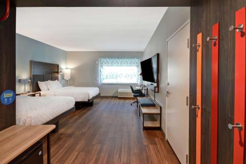 Una habitación de hotel con dos camas y una ventana. en Tru By Hilton Corpus Christi South Padre Island Dr, en Corpus Christi