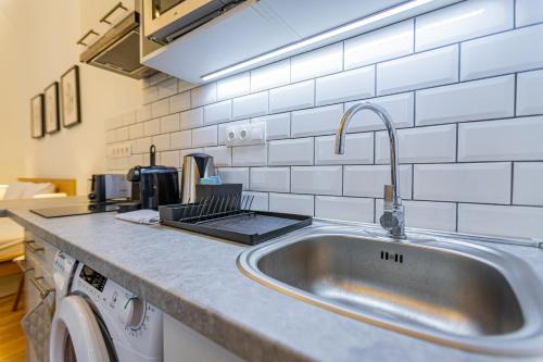 una cocina con fregadero y encimera en Cassa Mist Apartment, en Budapest