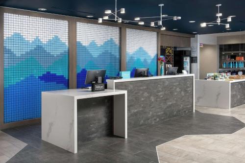 丹佛Homewood Suites By Hilton Denver Airport Tower Road的大堂设有两张带电脑的书桌