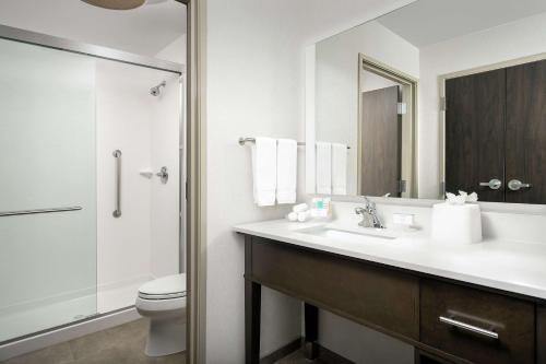 ein Bad mit einem Waschbecken und einem WC in der Unterkunft Homewood Suites By Hilton Denver Airport Tower Road in Denver