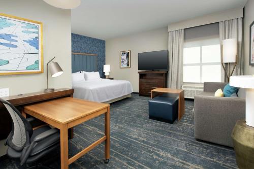 Homewood Suites By Hilton Denver Airport Tower Road في دنفر: غرفة في الفندق مع سرير ومكتب
