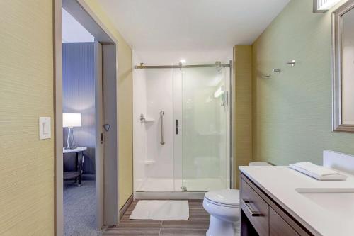 e bagno con doccia, servizi igienici e lavandino. di Home2 Suites By Hilton Toronto/Brampton, On a Brampton