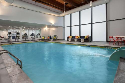 una gran piscina de agua azul en un edificio en Hampton Inn & Suites Rapid City Rushmore, SD, en Rapid City