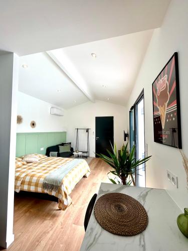 um quarto com uma cama e uma mesa em Studio Isana - avec piscine em Ambarès-et-Lagrave