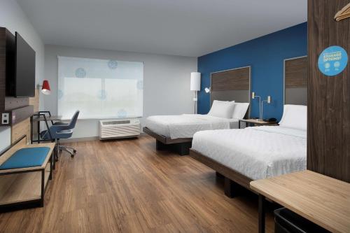Tru By Hilton Rapid City Rushmore, Sd في رابيد سيتي: غرفة فندقية بسريرين ومكتب