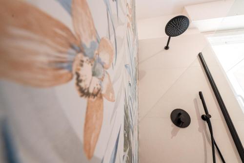 una stanza con un dipinto di un fiore sul muro di Casa Arbanella a Varazze