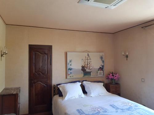 une chambre avec un grand lit avec des oreillers blancs dans l'établissement Nouveautés 2025 du clos-La Tonnelle, à Calvi