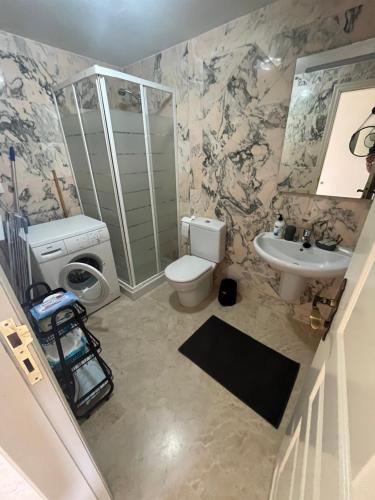 Vannituba majutusasutuses penthouse with great sea view and natural reserve - magnificent swimming pool - calm and bright