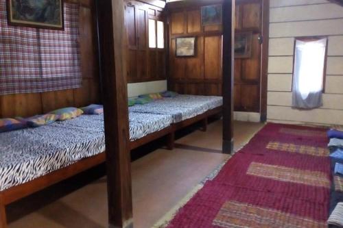 Omah Watu Blencong في Sermo: غرفة بسريرين بطابقين وسجادة