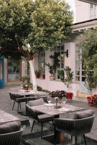 un ristorante all'aperto con tavoli e sedie sotto un albero di Kocadon Hotel a Bodrum City