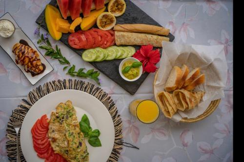 Haber Hotel & SPA في ماتيموي: طاولة مع طبق من الطعام على طاولة