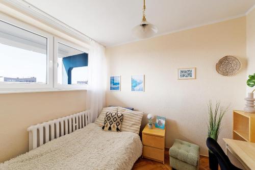 Habitación pequeña con cama y ventana en Apartament 2 pokoje blisko morza 1000 metrów w Gdańsku, en Gdansk