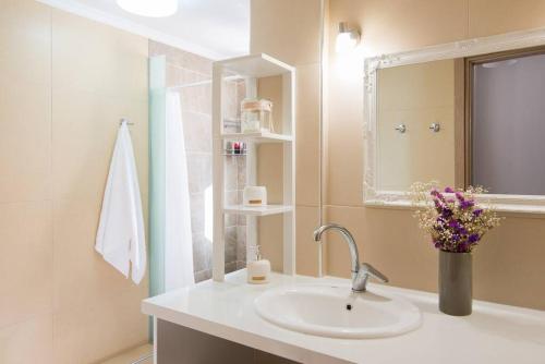 bagno con lavandino e specchio di New Apt Close to Medical Center with Garden a Heraklion