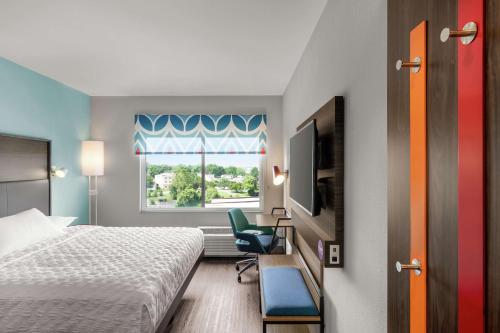 una camera d'albergo con letto e finestra di Tru By Hilton Hershey Chocolate Avenue a Hershey