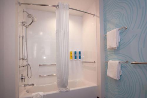 a bathroom with a shower and a bath tub at Tru By Hilton Oklahoma City Nw Expressway in Oklahoma City