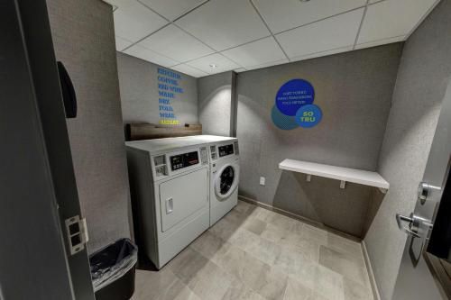 a laundry room with a washing machine in it at Tru By Hilton Georgetown in Georgetown
