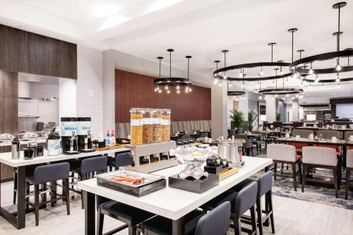 MonacaにあるHilton Garden Inn Pittsburgh Area Beaver Valley, Paのテーブルと椅子のあるダイニングルームとレストラン