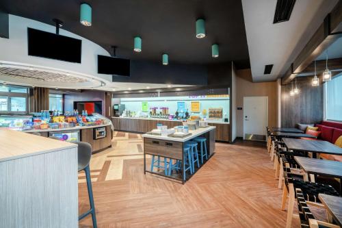 Et tv og/eller underholdning på Tru By Hilton Greenville