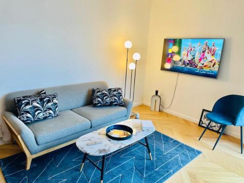 ein Wohnzimmer mit einem blauen Sofa und einem Tisch in der Unterkunft Luxury 1 bedroom in Center with Terrace & Parking-51B in Luxemburg (Stadt)