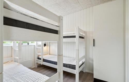 Katil dua tingkat atau katil-katil dua tingkat dalam bilik di Awesome Home In Lgstrup With Kitchen