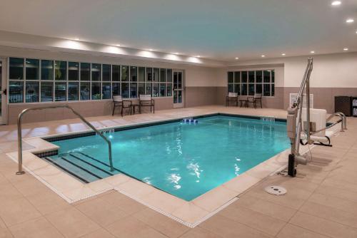 Hilton Garden Inn Kansas City Airport Mo Image