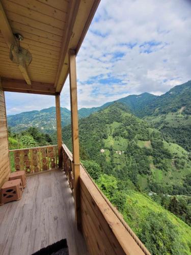 uma varanda de uma casa com vista para as montanhas em KIRSULA DAĞ EVİ em Çamlıhemşin