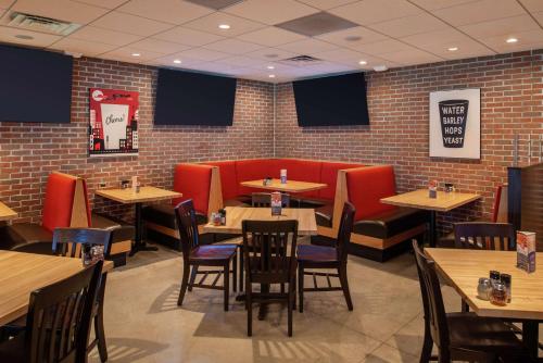 Hilton Garden Inn Kansas City Airport Mo Image