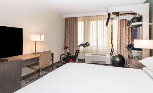Un ou plusieurs lits dans un hébergement de l'établissement DoubleTree by Hilton Newark Penn Station, NJ