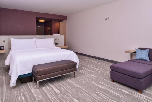 Un pat sau paturi într-o cameră la Hilton Garden Inn Kansas City Airport Mo