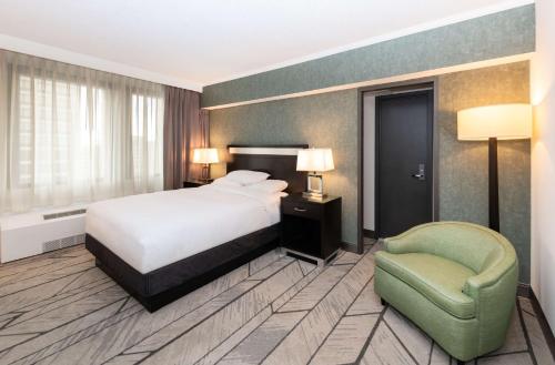 Un ou plusieurs lits dans un hébergement de l'établissement DoubleTree by Hilton Newark Penn Station, NJ