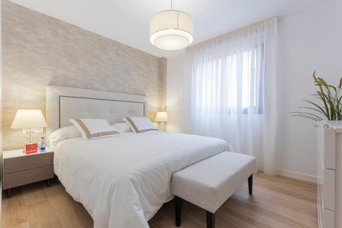 Un dormitorio blanco con una cama grande y una ventana en The Terraces Luxury Penthouses, 3B, en Santa Cruz de Tenerife
